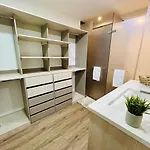 Modern, Apt/Near Tourist Sites.