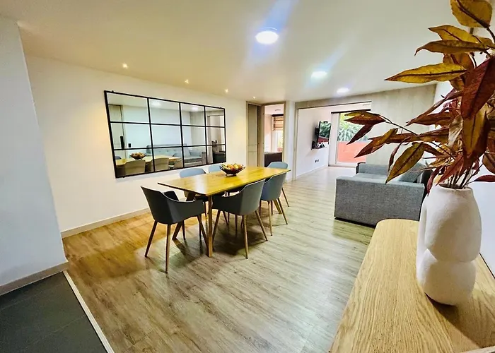 Modern, Apt/Near Tourist Sites.